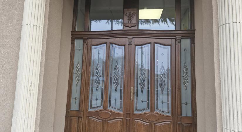 Kézműves bejárati ajtót kapott a vámospércsi városháza