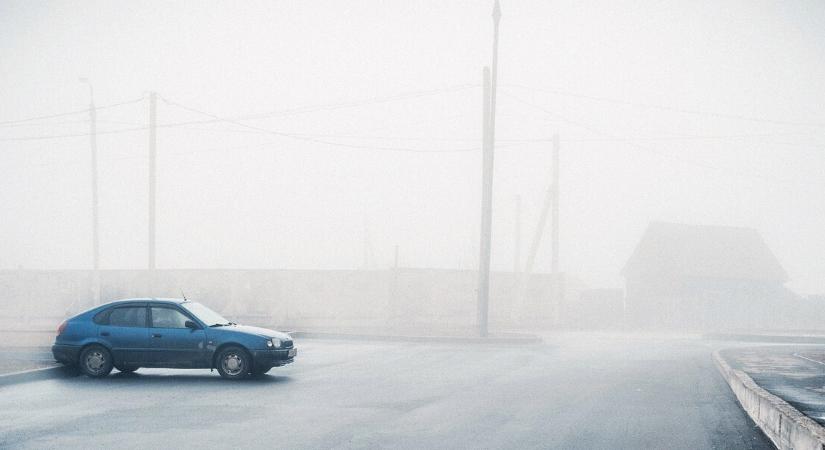 Vigyázat, alattomos veszély leselkedik az utakon: ónos szitálás teheti tönkre a péntek reggelt