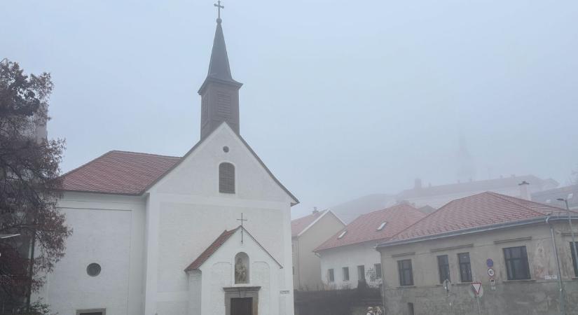 Nem enged a szürkeség, ezt hozza a mai időjárás