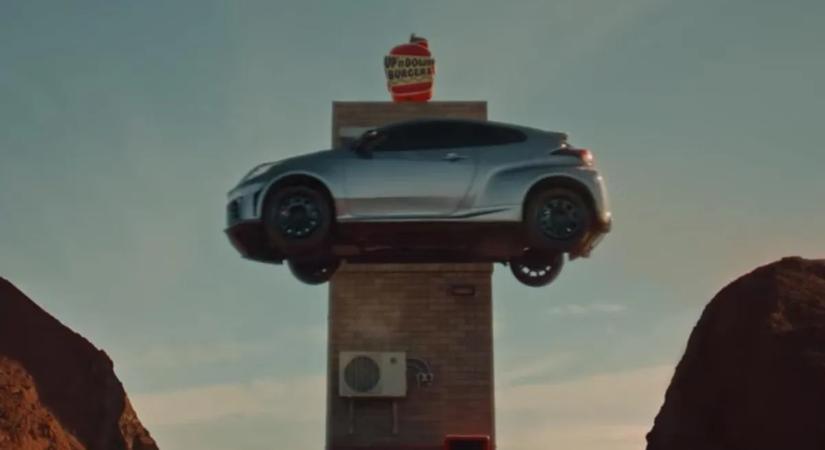 Ezt az autós reklámot most tiltották be, de mi megmutatjuk!