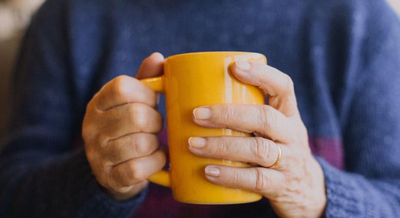 Kávé vagy Tea? Így befolyásolhatja a csontritkulás kockázatát idősebb nőknél