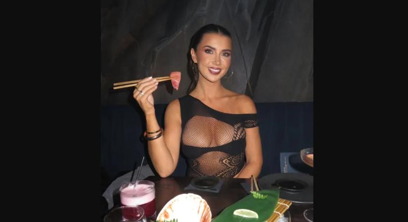 Csak egy kis háló takarta a műsorvezetőnő hatalmas melleit: átlátszó ruhában villantott