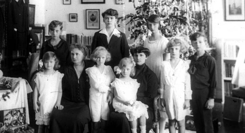 8 gyermekével emigrációban ünnepelte a karácsonyt az utolsó magyar királyné – 100 éves fotók az ünnepről