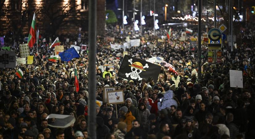 Két hét múlva bevezetik az eurót Bulgáriában, tízezrek tüntetnek az utcán: még költségvetése sincs az országnak