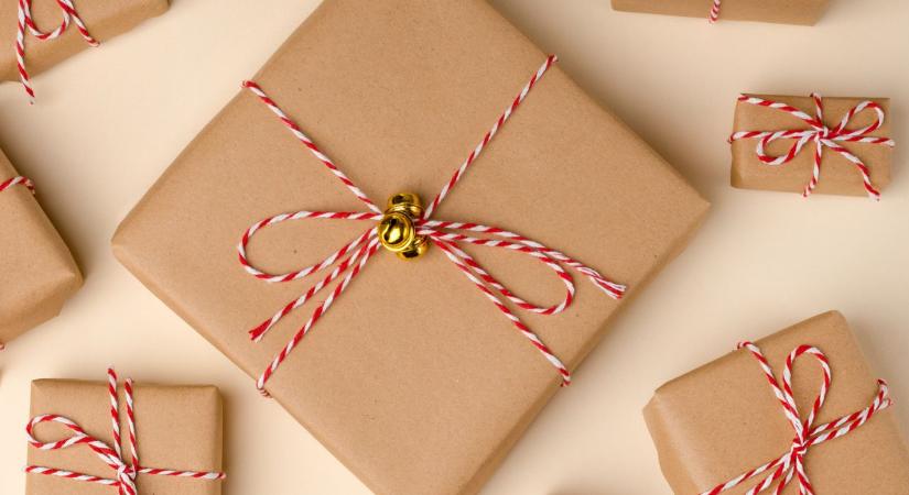 A konyhai papírtörlőtől a sütőpapírig – 6 praktikus tipp, hogy csökkentsd a karácsonyi ajándékcsomagolás költségeit