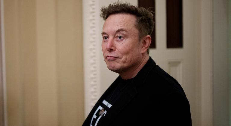 Egy mém miatt álltak bele Elon Muskba, Sydney Sweeney mellein viccelődött