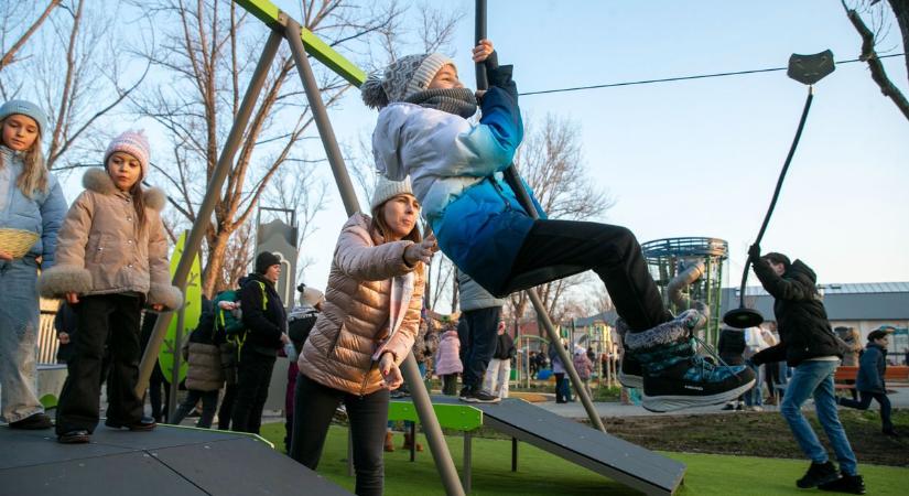 440 millió forintból épült meg az ország harmadik legnagyobb játszótere Kecskeméten