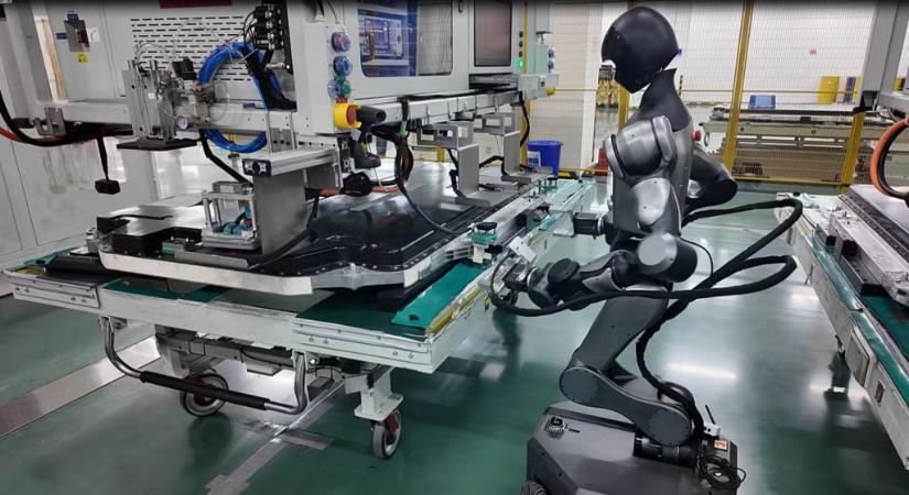 Emberi robotot állított a gyártósor mellé a világ legnagyobb akkumulátorgyártója