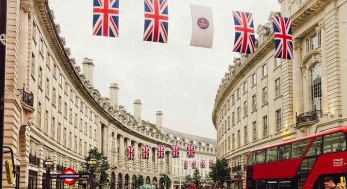 Fordulat Londonban – 4 százalék alá vágta a kamatot a Bank of England