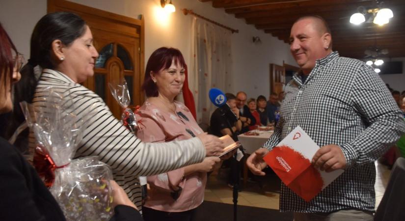 A Vöröskereszt ünnepi estje Karcagon: elismerések a véradóknak és önkénteseknek – galériával