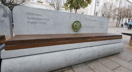 Egy fűtött pad is az advent része a pécsi főtéren