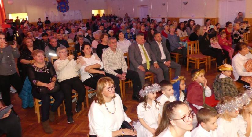 Karácsonyi csomagokkal lepték meg a családokat – fotók