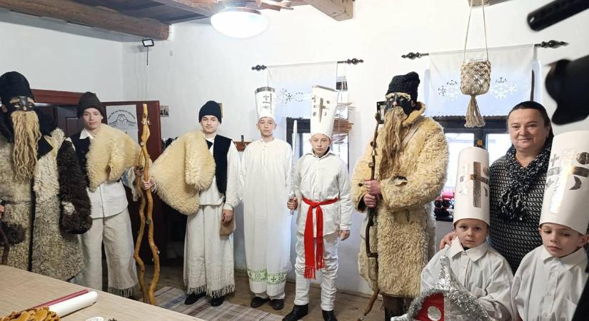 Karácsonyi hagyományok nyomában a Nagyberegi Tájházban - Betlehemezés, mézeskalácskészítés és karácsonyfafdíszítés