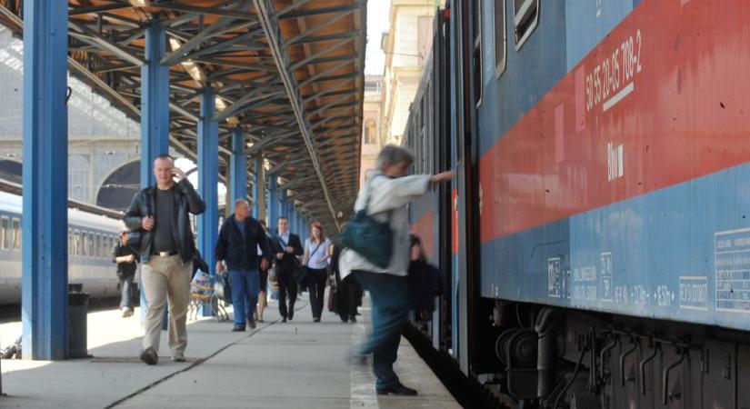 Ráerősített a MÁV a karácsonyra: több kocsi, bővített menetrend