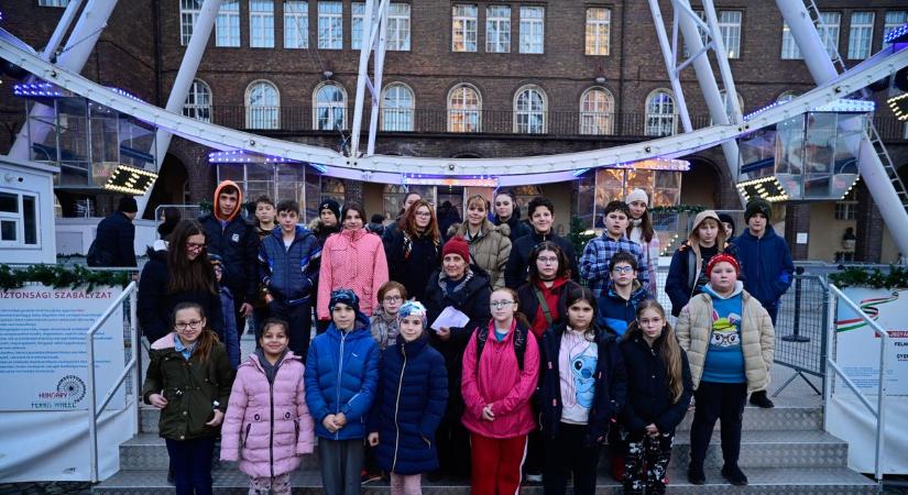 Karácsonyi csoda a Dóm téren: olyan élményt kaptak a rászoruló gyerekek, amiről eddig csak álmodhattak