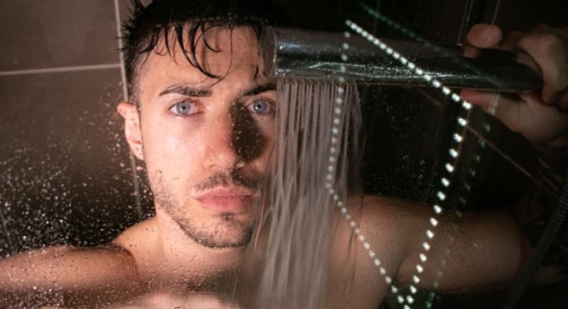 A férfi rögtön beállt a zuhany alá, ahogy reggel hazaért: a barátnője sokkot kapott, amikor rájött, kinél is töltötte az éjszakát