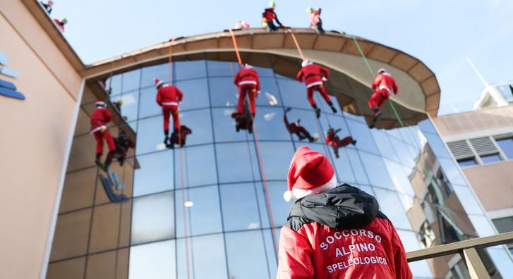 Mikulások ereszkedtek le a gyerekkórház tetejéről
