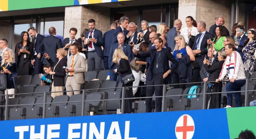 Egy igazi futballvilágsztár is szurkolt csütörtökön a darts-vb-n – fotók, videó