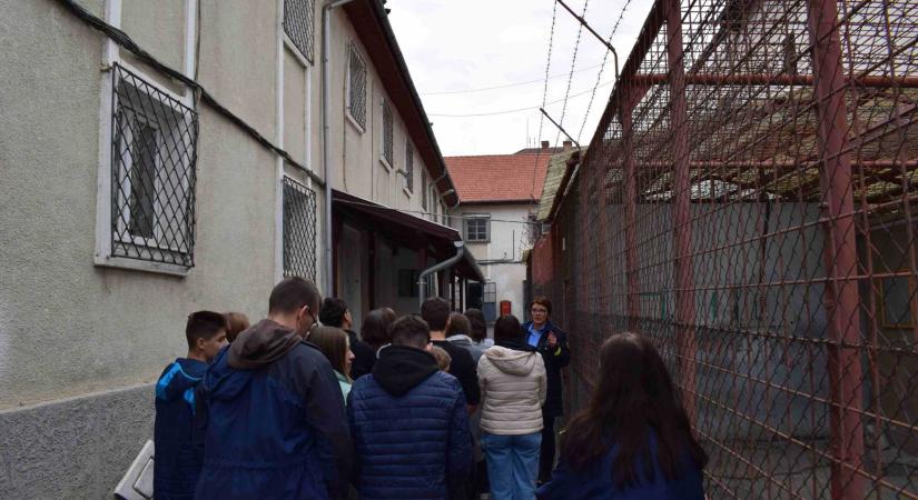 Karácsonyi akció a csíkszeredai börtönben: diákok lepték meg a magukra maradt elítélteket