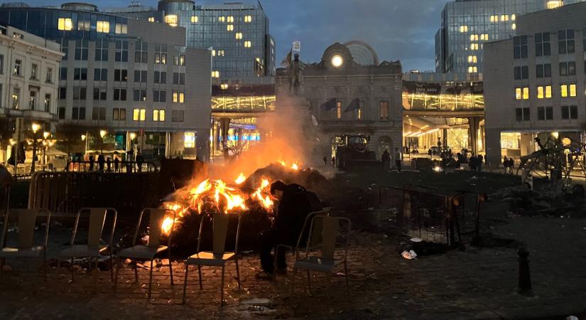 Raklapmáglyák, térdig érő krumpli és zeller – apokaliptikus állapotokat hagytak maguk után a céljukat elérő gazdák Brüsszelben
