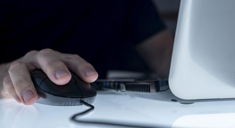 Pornográf felvétel készítésére és szexuális cselekményre vette rá kiskorú áldozatát