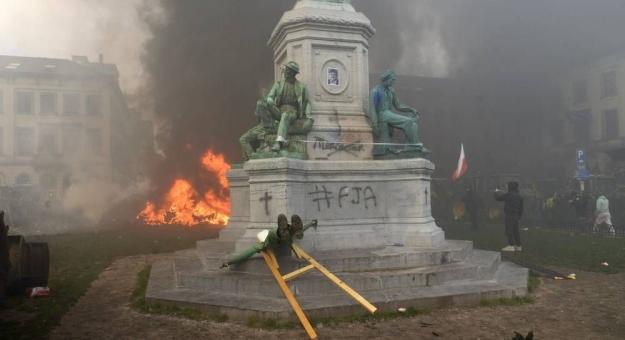 Egyre nő az elégedetlen gazdák tüntetése Brüsszelben