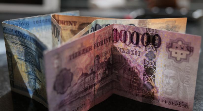 Kiderült, mennyit keresnek a magyarok