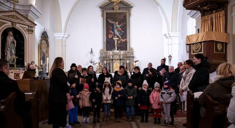 Énekkel és jóakaratú hívekkel telt meg a templom Kisunyomban