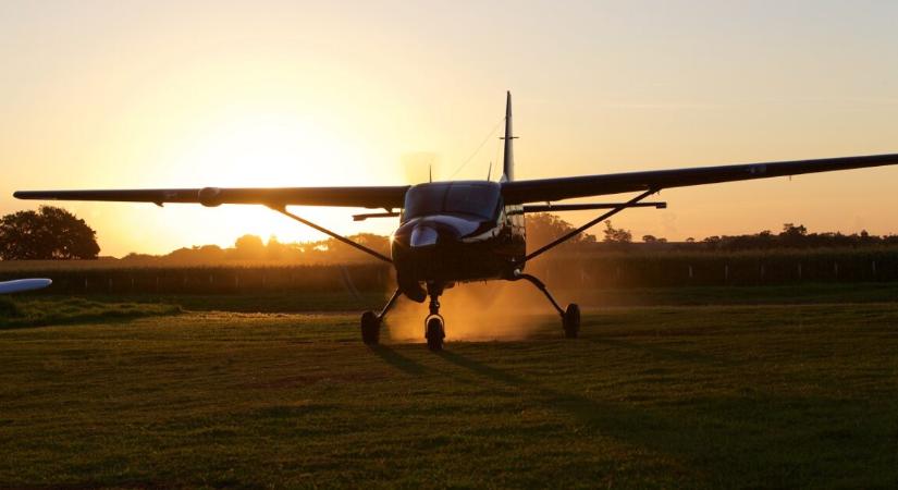 Ellopott hajnalban egy repülőt a reptérről, majd nekcsapódott vele a hangárnak