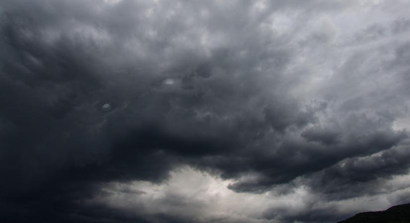 Borult, ködös idő várható szitálással