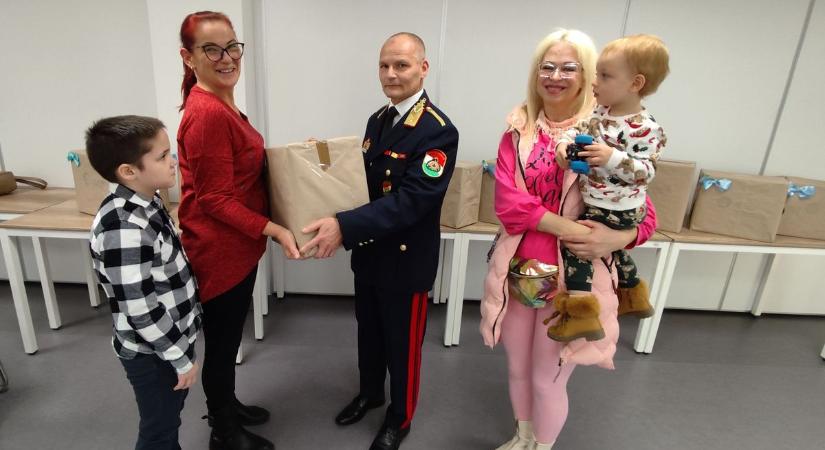 Tűzoltók tették szebbé a karácsonyt az egyszülős családok számára – fotók