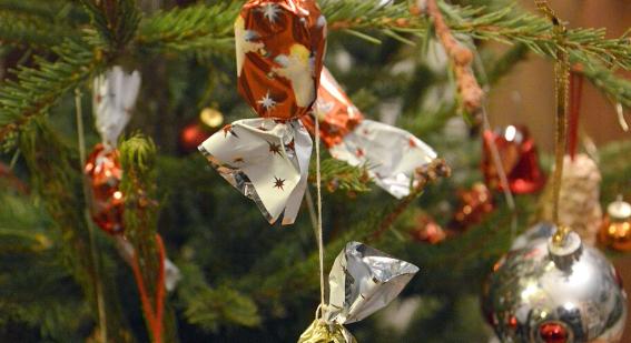 Tombol az advent: Fóton szaloncukortolvajokat fotóztak, Dunaújvárosban félmillió forintnyi fenyőt loptak