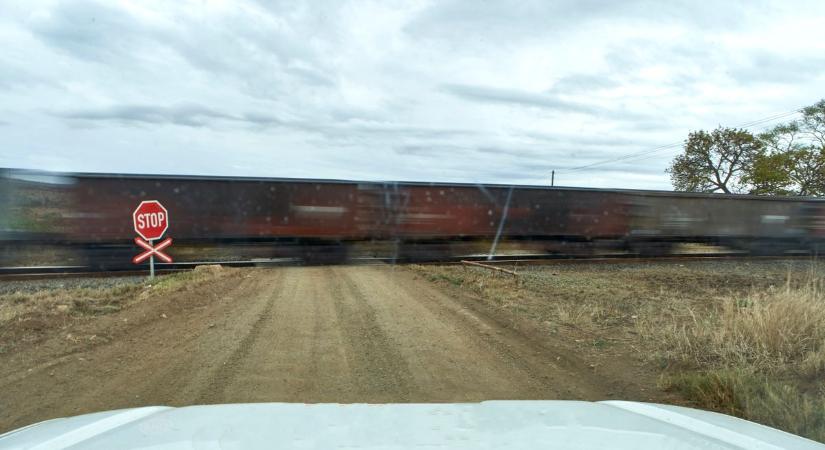Gyógyszerszállító akadt el a síneken, szerencsére a vonat előtt odaértek a tűzoltók