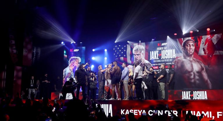 44 milliárdért teszi kockára az életét az influenszer a többszörös világbajnok ellen