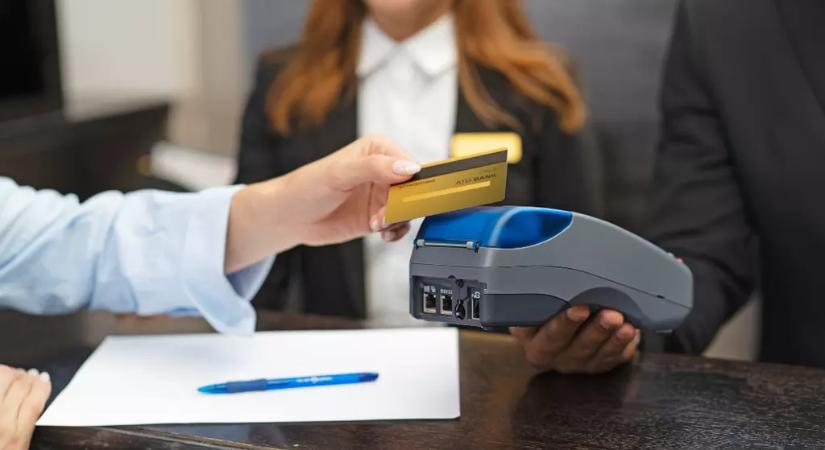 Nyolcéves csúcson a hitelkártya-tartozás, megugrott a készpénzfelvétel is