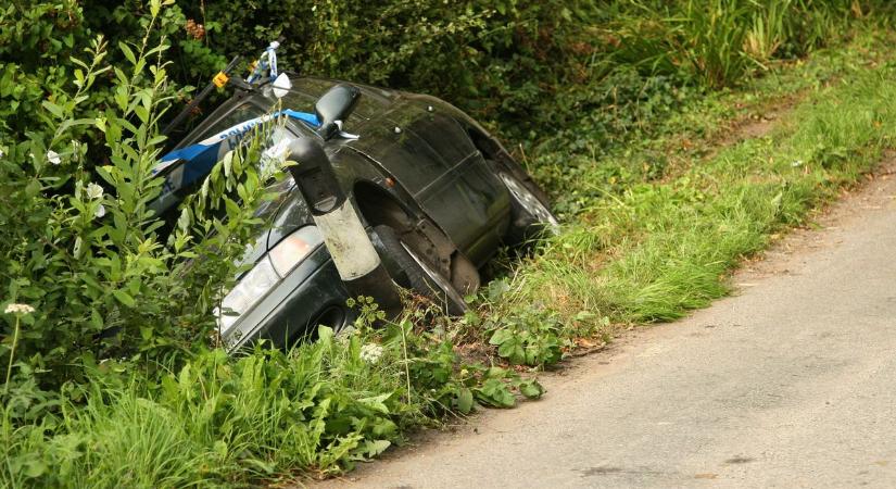 Teljes útzár: árokba borult egy autó Szolnok és Besenyszög között