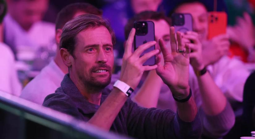 Peter Crouch ellopta a show-t a darts-vb csütörtöki versenynapján – fotók, videó