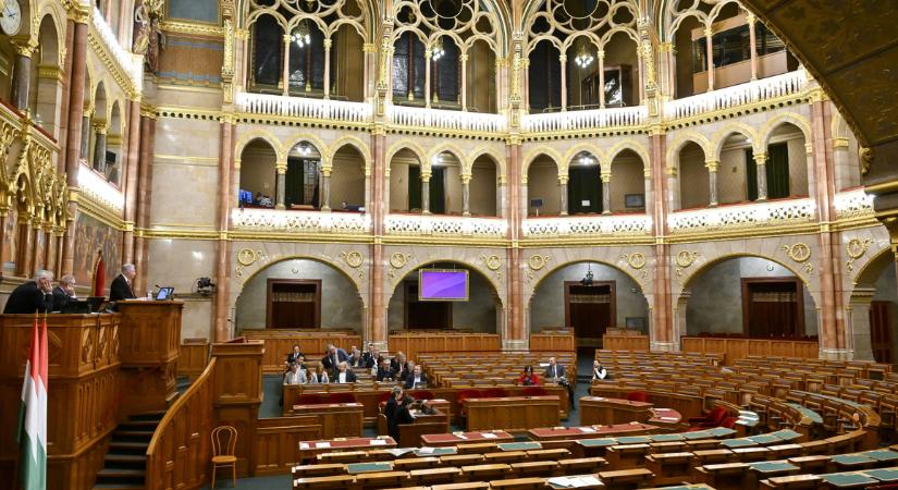 Hajnali kettőkor kezdődött a rendkívüli parlamenti ülés, kiakadtak a képviselők