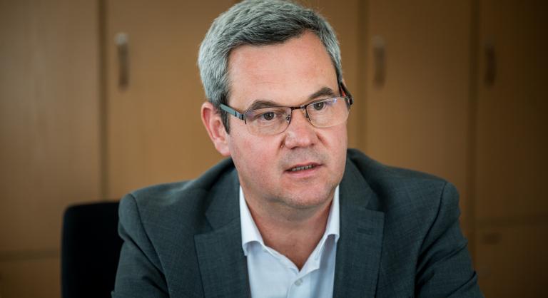 „Ide figyelj, te gátlástalan senkiházi” – Takács Péter szerint Magyar Péter betört az egyik kórházba