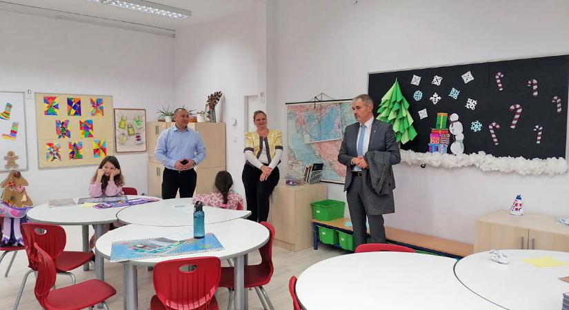 A megújult zágrábi magyar osztályteremben tett látogatást Jankovics képviselő