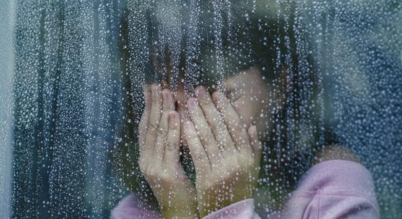 Több éven át rendszeresen megerőszakolta és alázta a 8 és 11 éves nevelt kislányait egy férfi, egyiküket azzal fenyegette, hogy teherbe ejti