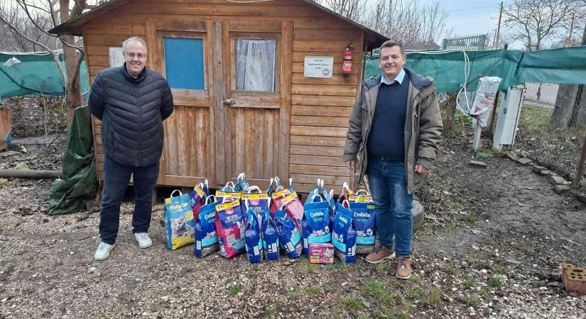 Ajándékokat vitt a TISZA a menhelyi kisállatoknak