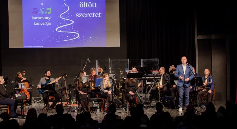 Rock&Roll hangulatú klip és egy meghitt karácsonyi koncert az SKA-tól