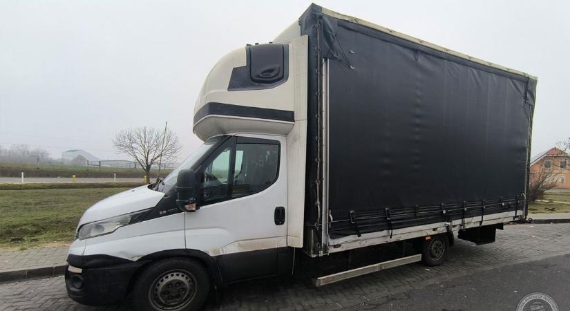 Megérzés, ami milliókat ért: így buktatta le a lopott markolót egy hazafelé tartó rendőr – fotók, videó