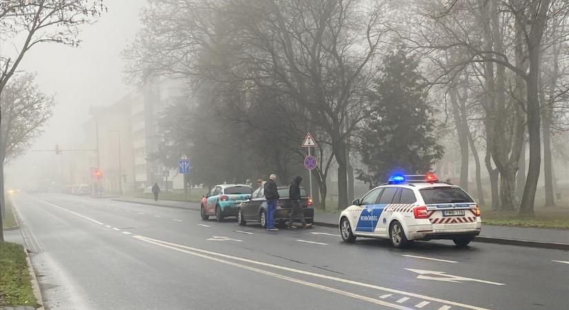 Forgalmas szakaszon történt baleset a zalai városban (fotóval)