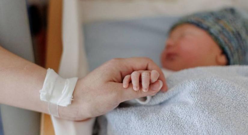 Kiderült, hány kórházban hagyott baba találhat otthonra karácsonyig: megszólalt az államtitkár