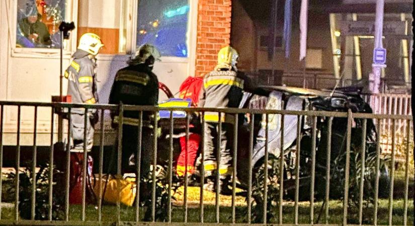 Áttörte a kerítést és a hajléktalanszálló falának csapódott egy autó Szombathelyen - fotók