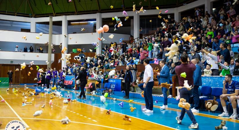 Plüssmacik helyett meleg sálakat és sapkákat gyűjtenek marosvásárhelyi kosármeccsen