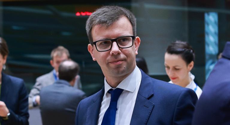 Belső chatcsatornán arról beszélt az egyik miniszter, hogy nekirontottak Brüsszelben, azonnal vétózott