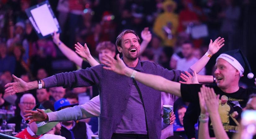 A korábbi PL-csatár ismét ellopta a show-t a darts vb-n - videó